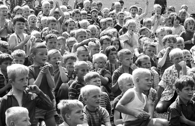 127583 Afbeelding van een groep kinderen tijdens een poppenkastvoorstelling te Utrecht.